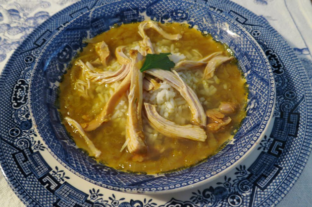 Mulligatawny soup and rice in a blue and white bowl.