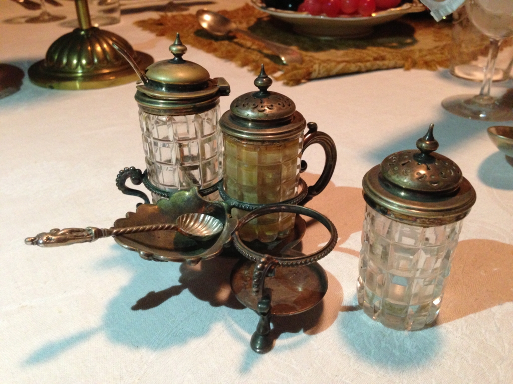 Small 3 bottle breakfast cruet set incorporating a salt cellar